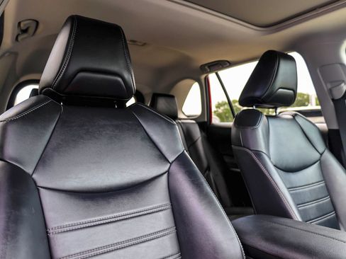 Used 2019 Toyota RAV4 XLE Premium FWD image 14