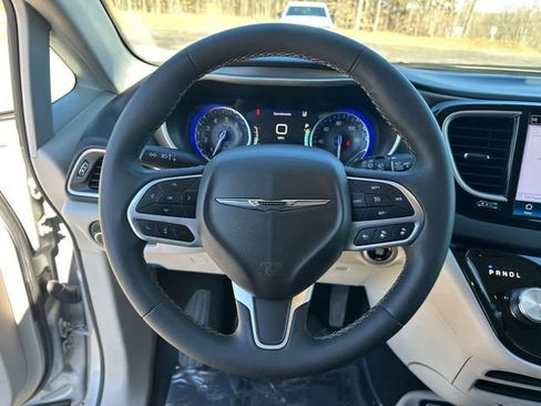Used 2024 Chrysler Pacifica Touring-L FWD image 13