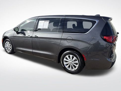 Used 2018 Chrysler Pacifica Touring Plus image 3