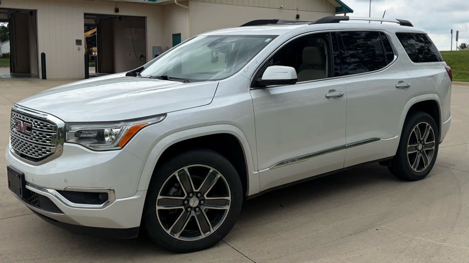 Used 2017 GMC Acadia Denali w/ Technology Package AWD/4WD image 3