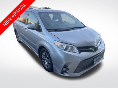 Used 2019 Toyota Sienna XLE image 1