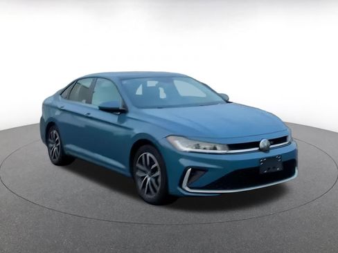 Used 2025 Volkswagen Jetta SE image 3