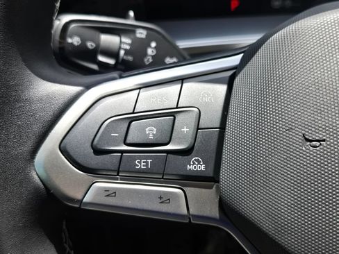 Used 2026 Volkswagen Tiguan SE w/ Panoramic Sunroof Package FWD image 24