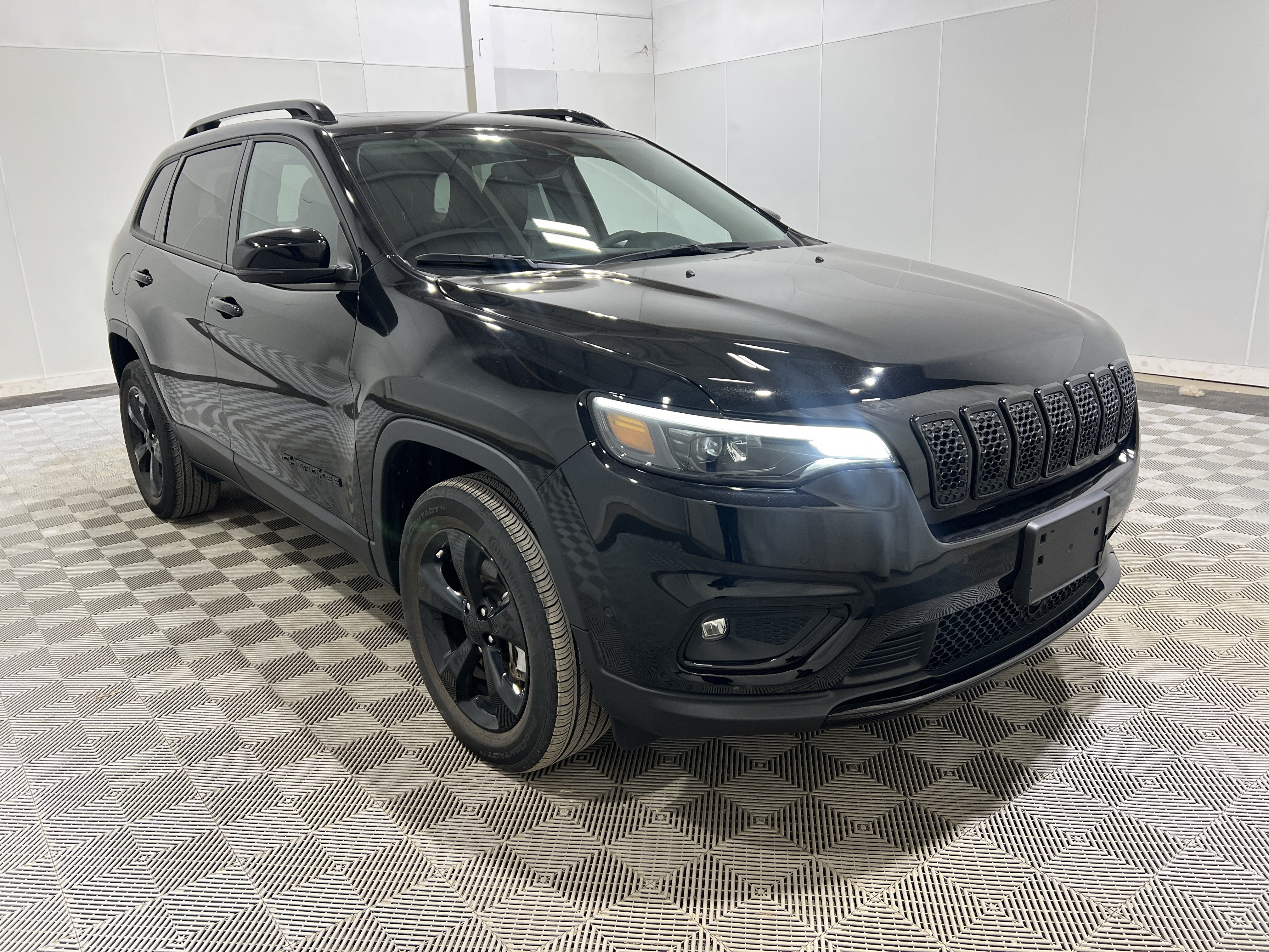 Used 2023 Jeep Cherokee Altitude Lux w/ Elite Group AWD/4WD image 4