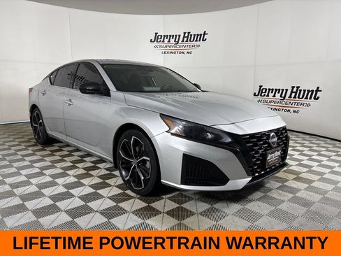 Used 2023 Nissan Altima 2.5 SR w/ SR Premium Package FWD image 4