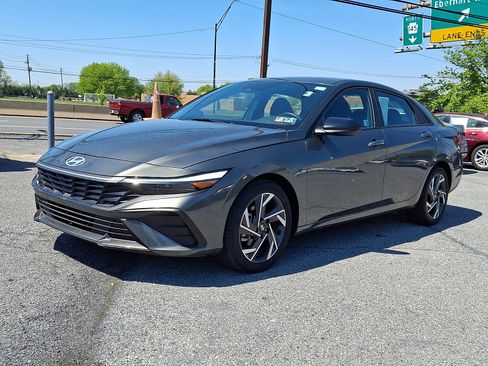 Used 2025 Hyundai Elantra Sport FWD image 3