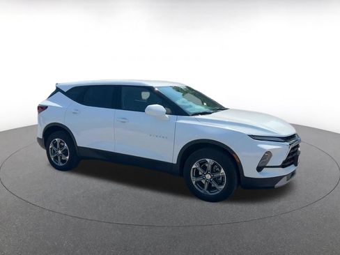 Used 2025 Chevrolet Blazer LT FWD image 2