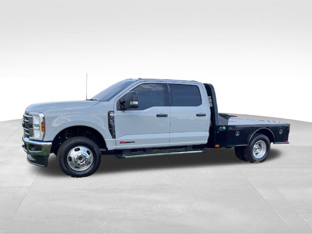 Used 2025 Ford F350 XLT AWD/4WD image 2
