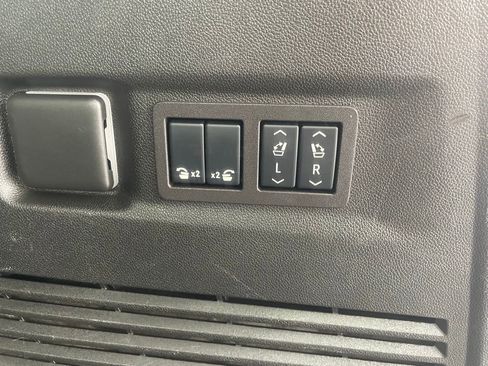 Used 2024 Chevrolet Suburban Premier image 25