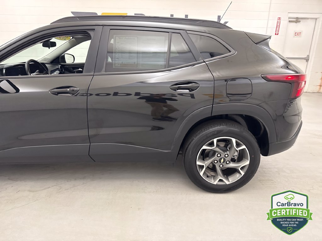 Used 2024 Chevrolet Trax LT w/ Driver Confidence Package FWD image 4