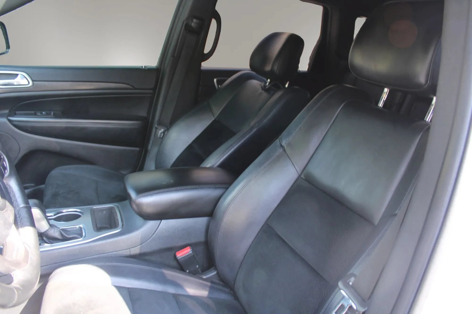 Used 2018 Jeep Grand Cherokee Altitude AWD/4WD image 16