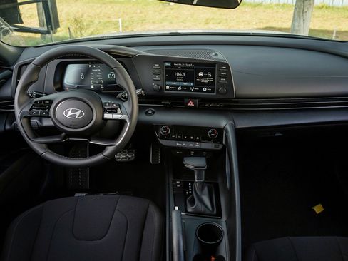 New 2025 Hyundai Elantra Sport image 12