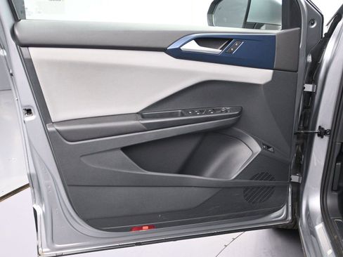 Used 2023 Volkswagen Taos SE w/ Panoramic Sunroof Package image 8