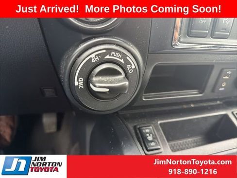 Used 2018 Nissan Titan SV w/ SV Convenience Package AWD/4WD image 11
