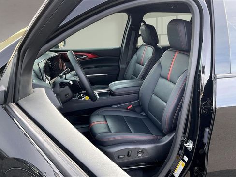 Used 2025 Chevrolet Traverse RS image 21