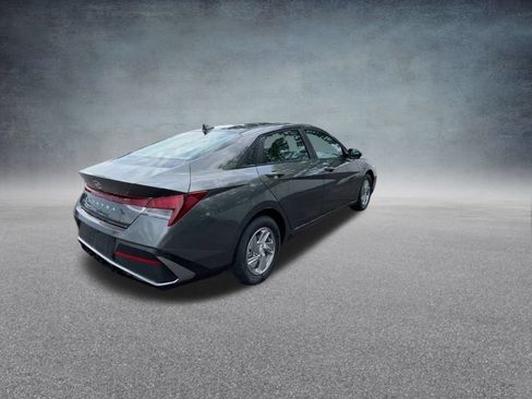Certified 2025 Hyundai Elantra SE FWD image 23