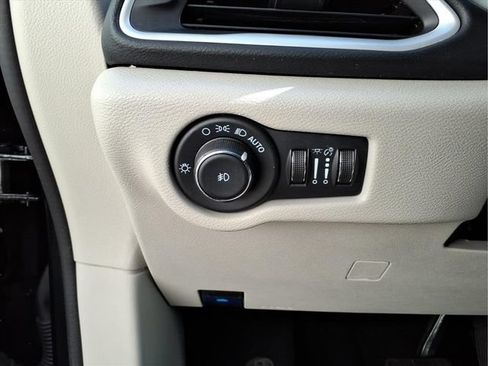 Used 2023 Chrysler Pacifica Touring-L FWD image 15