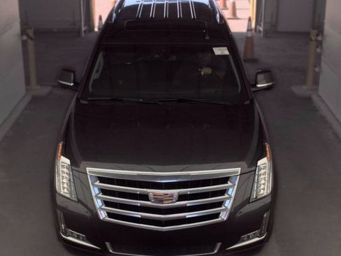 Used 2017 Cadillac Escalade Luxury AWD/4WD image 4
