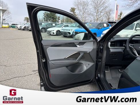 Used 2025 Volkswagen Tiguan SE R-Line image 11