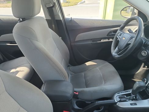 Used 2015 Chevrolet Cruze LT w/ Technology Package image 9