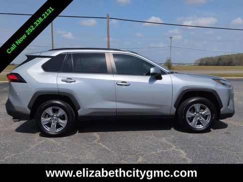 Used 2022 Toyota RAV4 XLE w/ Convenience Package AWD/4WD image 4