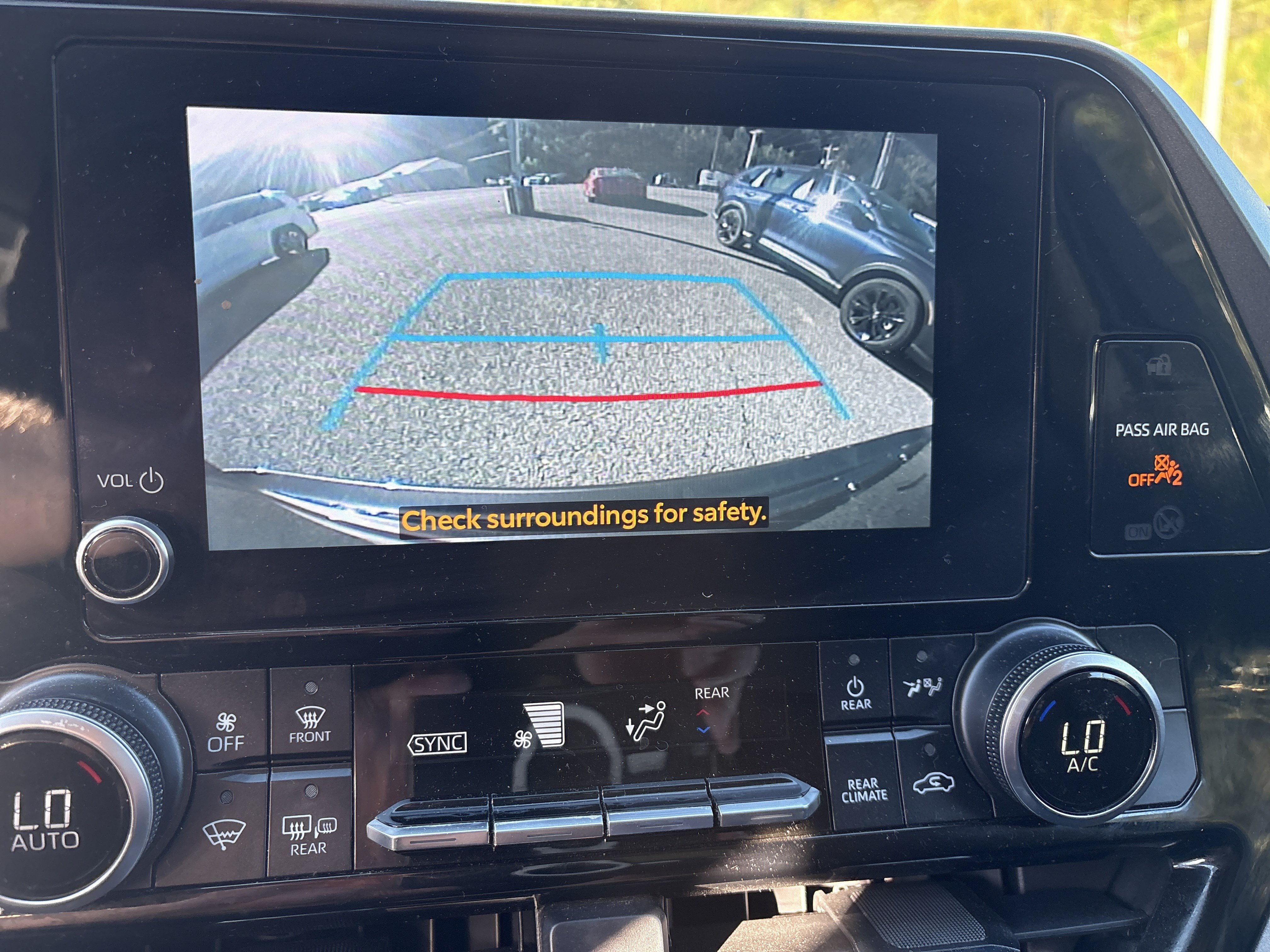 Used 2023 Toyota Highlander LE AWD/4WD image 17