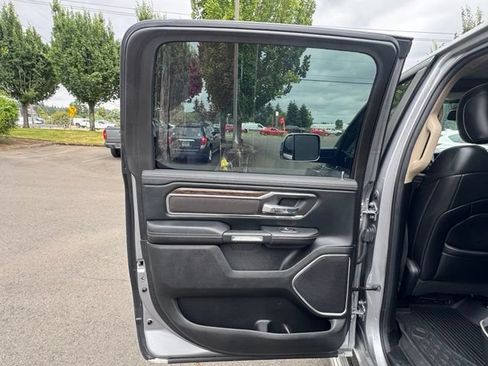 Used 2019 RAM 1500 Laramie AWD/4WD image 10