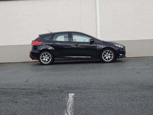 Used 2015 Ford Focus SE w/ Equipment Group 201A image 2