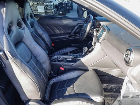 Used 2024 Nissan GT-R Premium w/ Premium Interior Package image 16