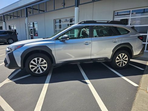 Used 2025 Subaru Outback AWD/4WD image 2