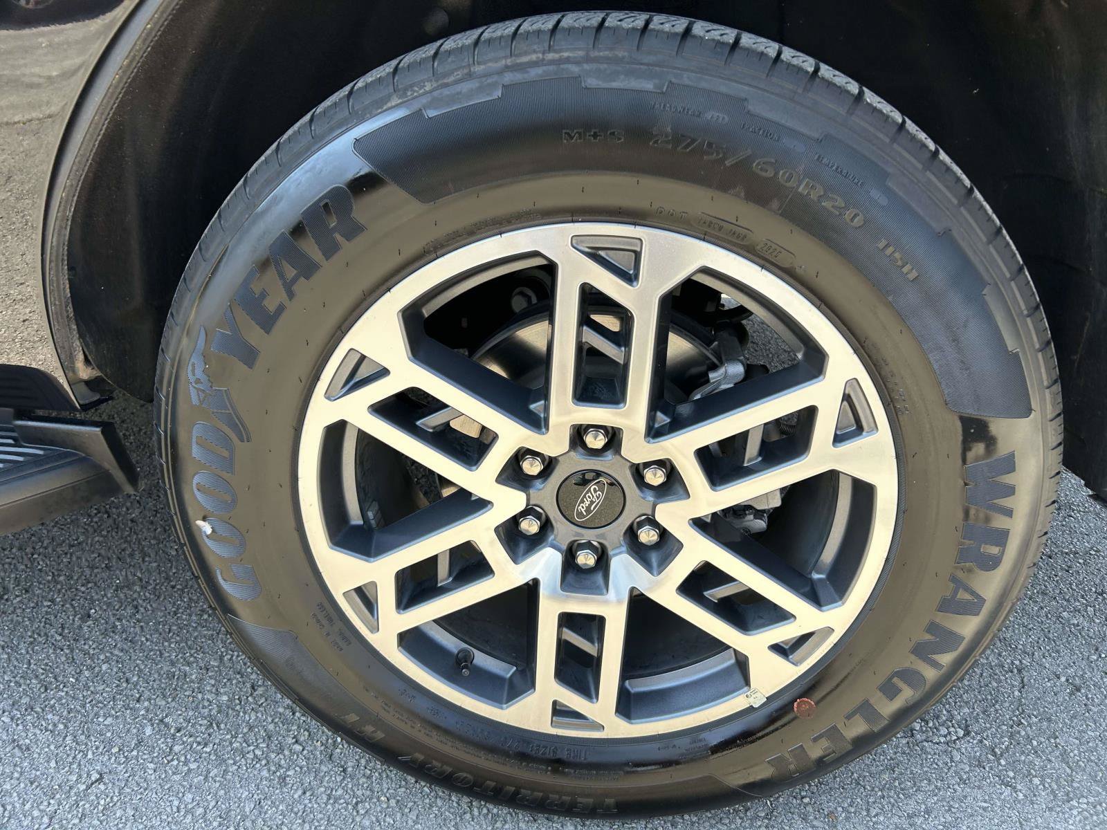 Used 2025 Ford Expedition Active RWD image 14