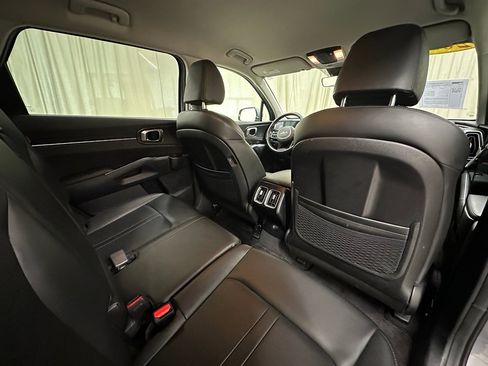 Used 2024 Kia Sorento S image 19