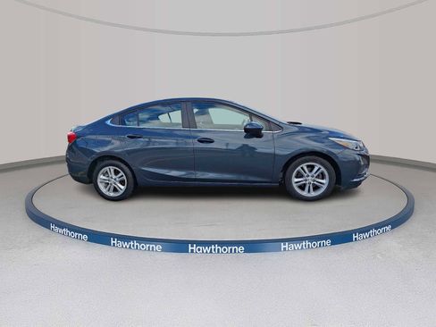 Used 2017 Chevrolet Cruze LT image 6