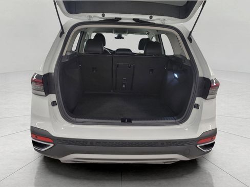 Used 2025 Volkswagen Taos SE AWD/4WD image 16