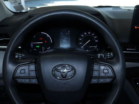 Used 2024 Toyota Sienna LE AWD/4WD image 18
