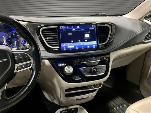 Used 2021 Chrysler Pacifica Touring-L FWD image 9