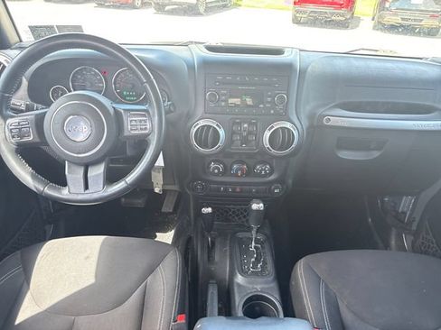 Used 2015 Jeep Wrangler Unlimited Rubicon w/ Connectivity Group AWD/4WD image 12