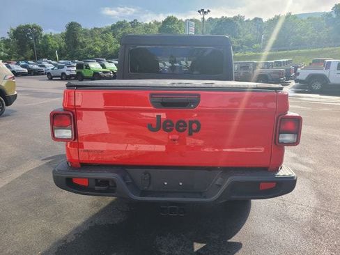 Used 2023 Jeep Gladiator Sport AWD/4WD image 4