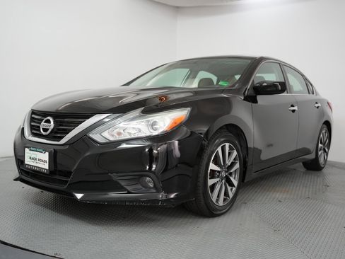 Used 2017 Nissan Altima 2.5 SV image 3