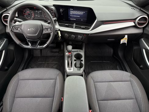 Certified 2025 Chevrolet Trax RS w/ Sunroof Package FWD image 10