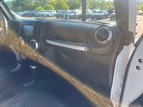 Used 2015 Jeep Wrangler Unlimited Rubicon w/ Connectivity Group AWD/4WD image 23