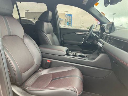 Used 2025 Honda Pilot Black Edition image 32