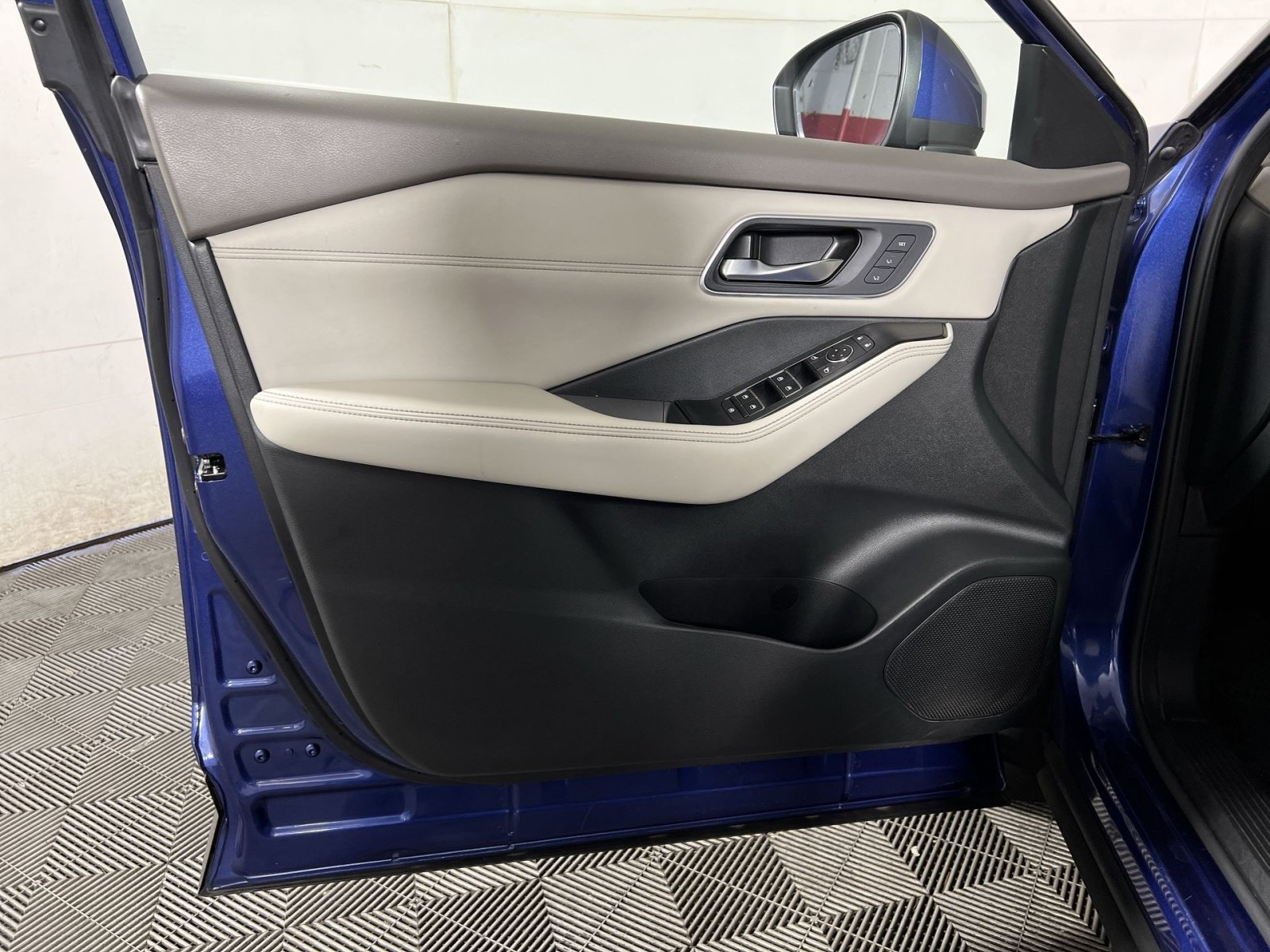Used 2021 Nissan Rogue SL AWD/4WD image 12