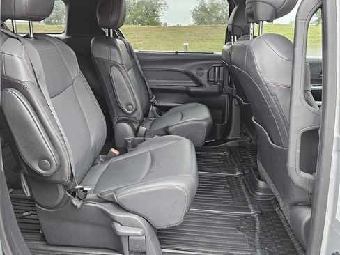 Used 2022 Toyota Sienna XSE image 14