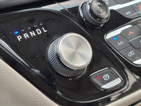 Used 2018 Chrysler Pacifica Limited w/ Advanced Safetytec Group FWD image 12