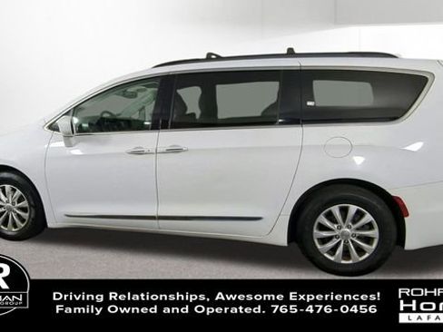 Used 2017 Chrysler Pacifica Touring-L image 6