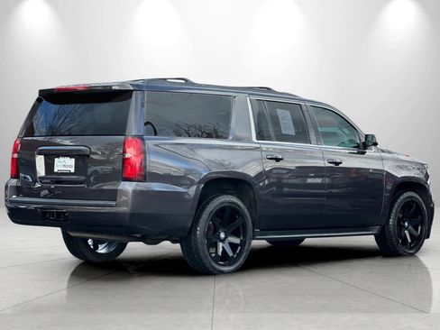 Used 2017 Chevrolet Suburban LT image 2
