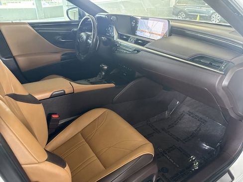 Used 2019 Lexus ES 300h Ultra Luxury w/ Accessory Package 2 image 29