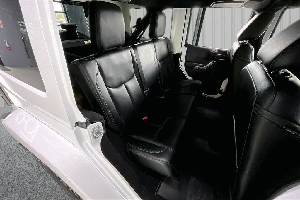 Used 2018 Jeep Wrangler Unlimited Sahara AWD/4WD image 27