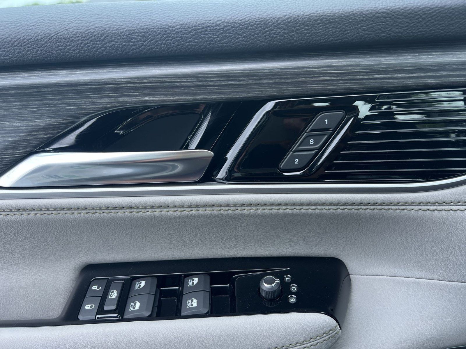 Used 2023 Jeep Wagoneer Series II w/ Convenience Group I AWD/4WD image 15